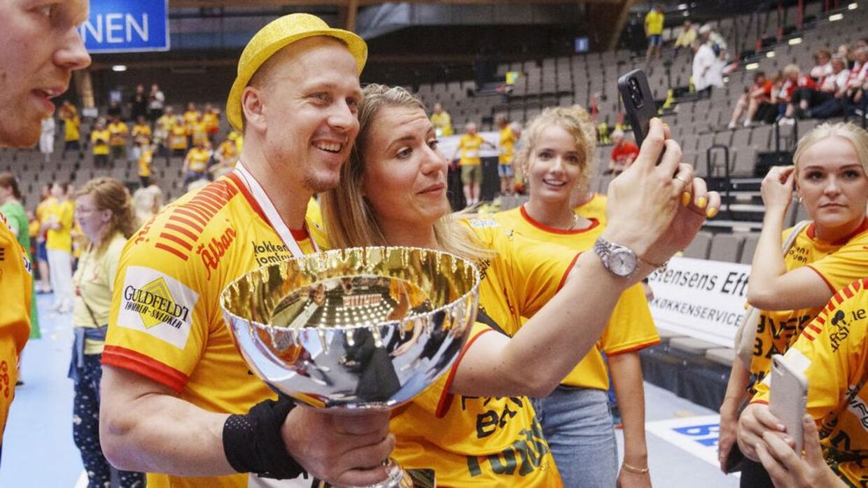 GOG's Morten Toft Olsen fejrer mesterskabet med en selfie efter den anden finalekamp mellem Aalborg Håndbold og GOG, i Aalborg søndag den 12. juni 2022.. (Foto: Bo Amstrup / Ritzau Scanpix/Ritzau Scanpix)