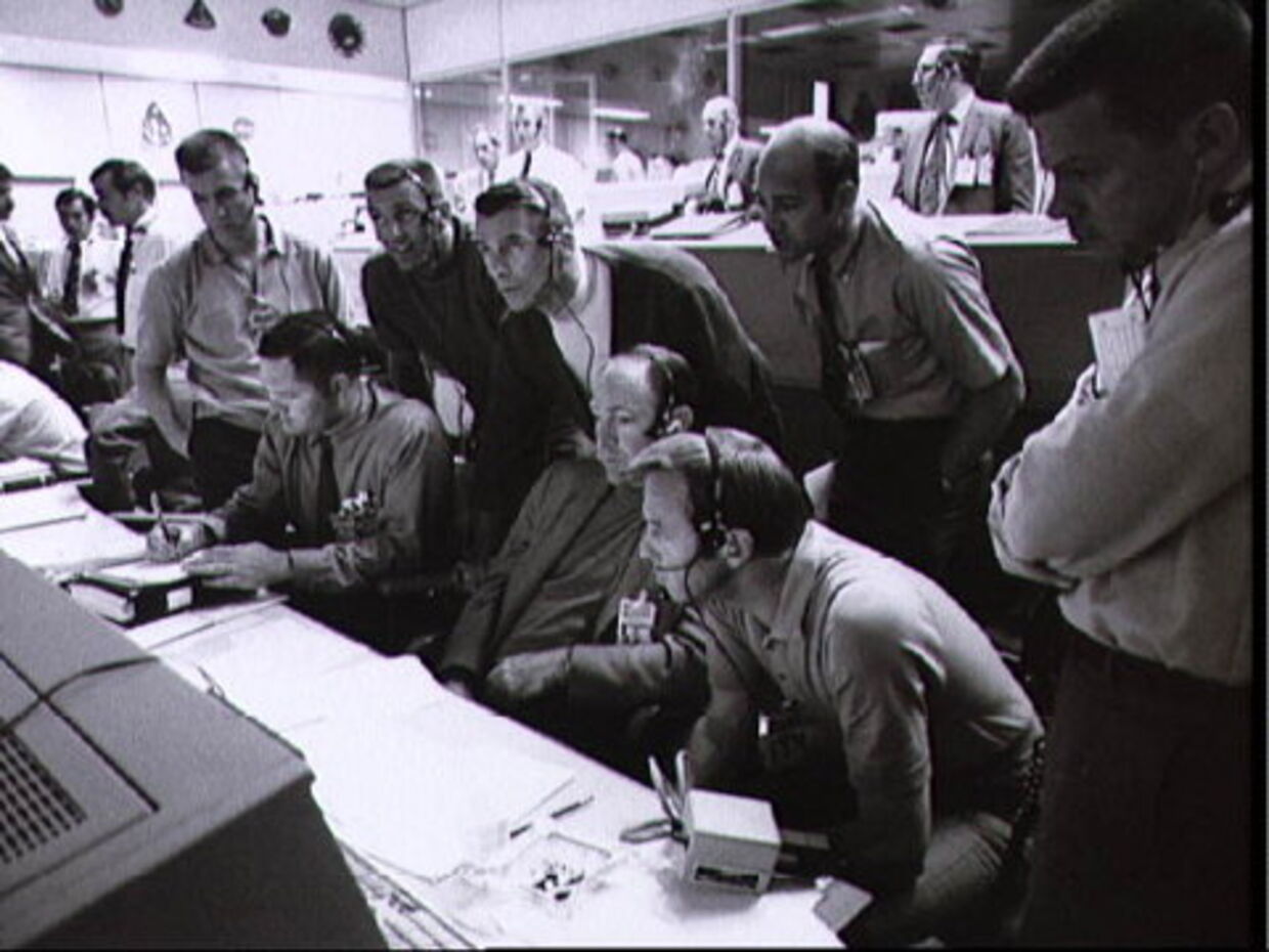 Edgar B. Mitchell ses siddende som nummer fra venstre. Og ved siden af ham - tre fra venstre - Alan Shepard. Billedet er fra 1970.