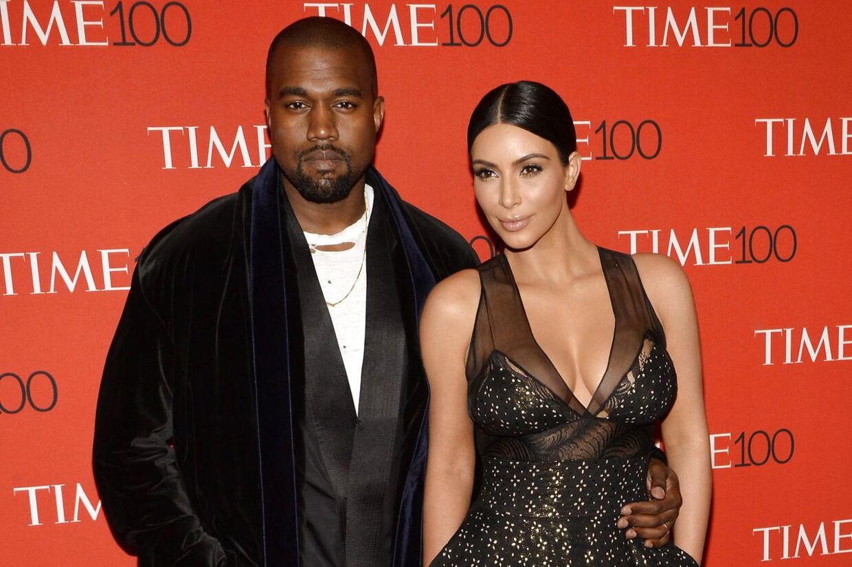 Kim Kardashian og Kanye West har fået taget et selfie sammen med Hillary Clinton.