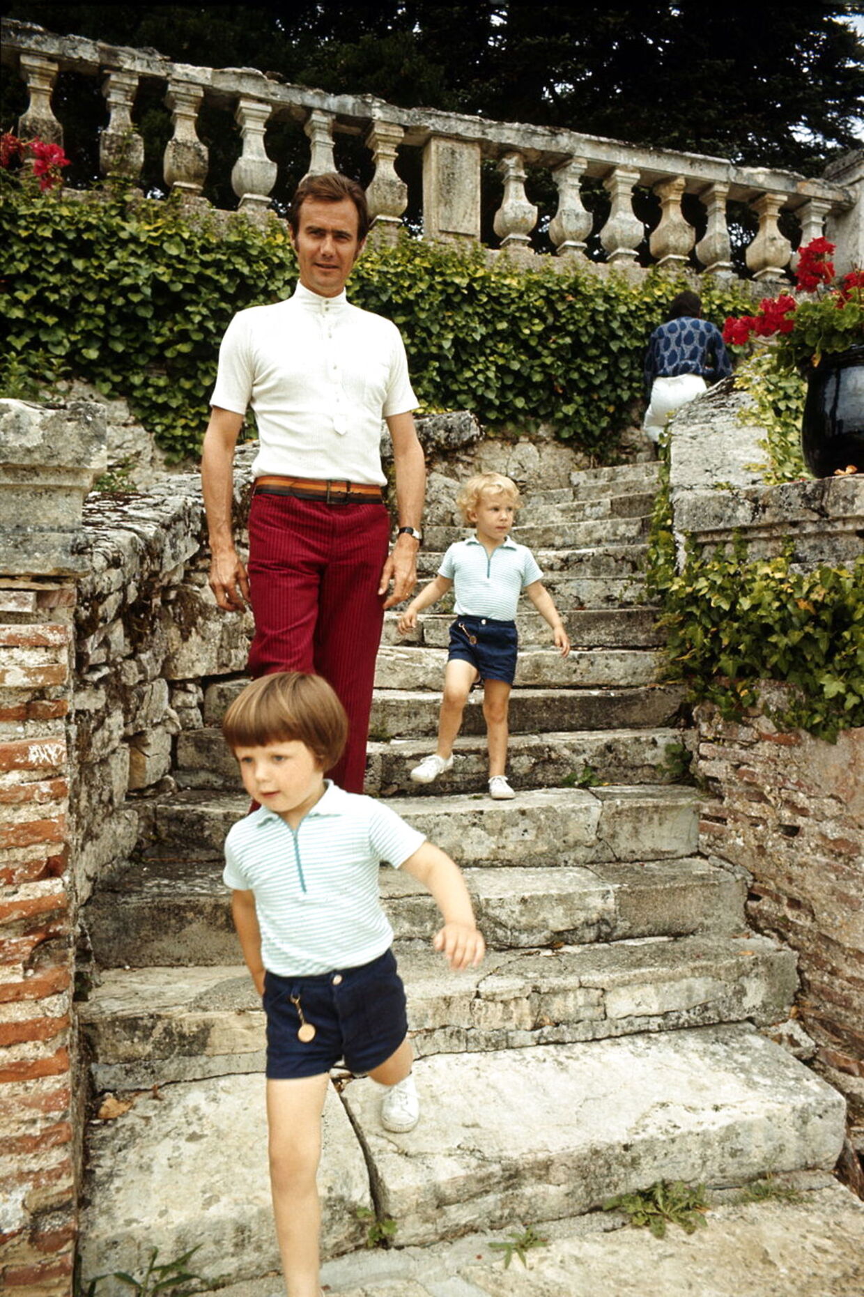 Prins Henrik med sønnerne kronprins Frederik og prins Joachim på slottet Caix i Cahors, august 1972.