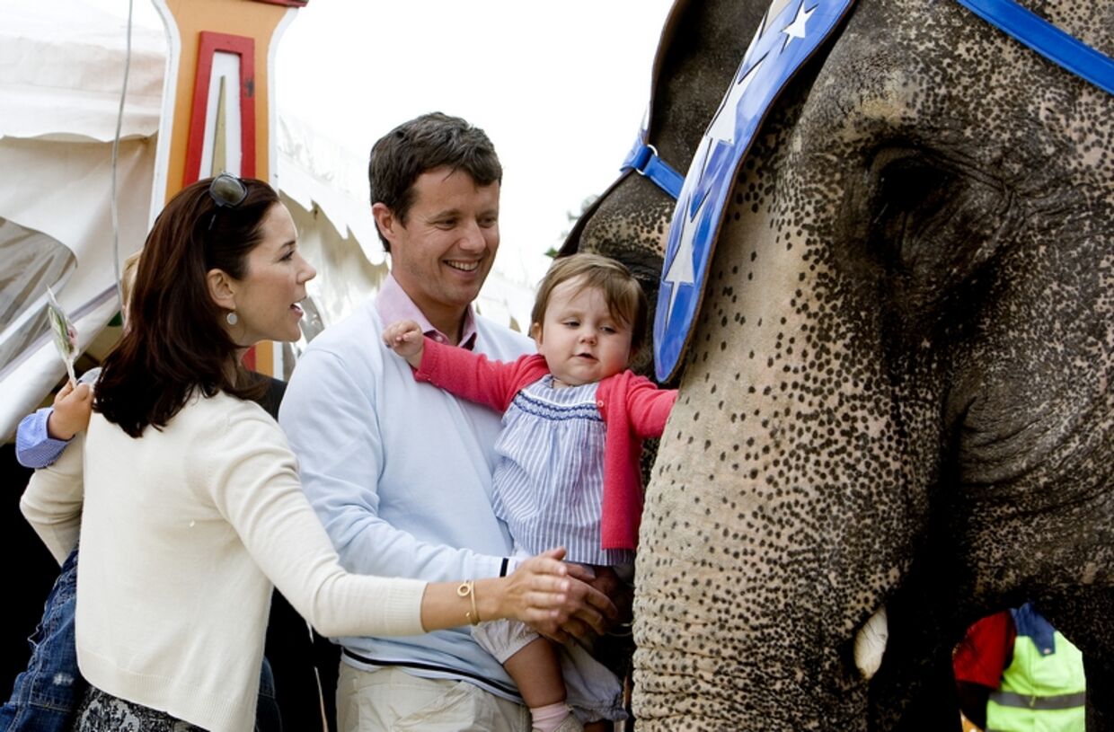 Prinsesse Isabella hilste på elefanterne sammen med sin far og mor.