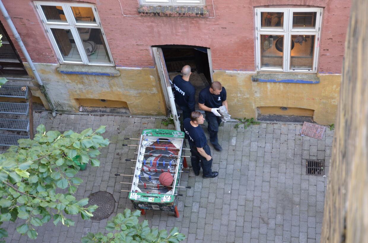 Politiet er torsdag formiddag i gang med at ransage det venstreorienterede kollektiv 'Bumzen' i Baldersgade på Nørrebro i København.