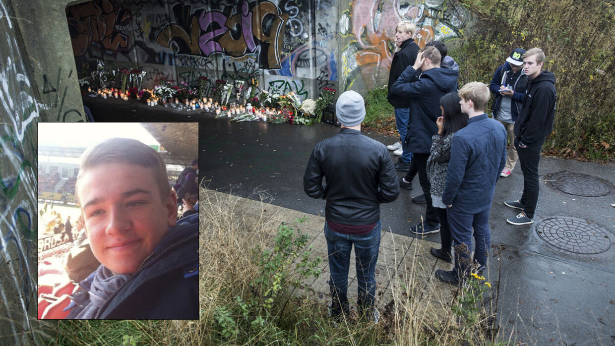 Kammerater fra handelsskolen i Hillerød mindes deres dræbte kammerat, Mads Skjoldsøge (lille foto).
