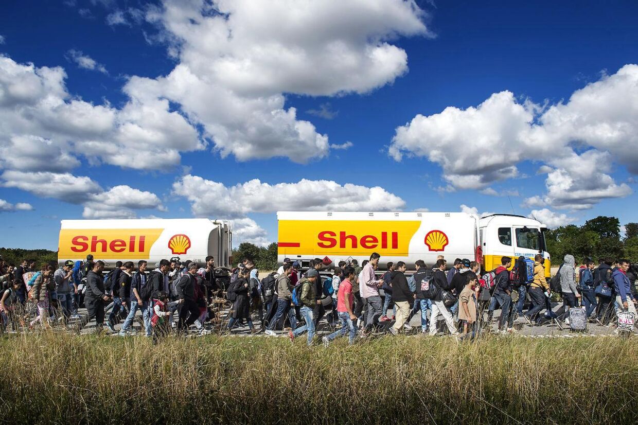 Mandag begav knap 200 flygtninge sig ud på Sydmotorvejen ved Rødby for at begyndte den lange vandring mod Sverige. 