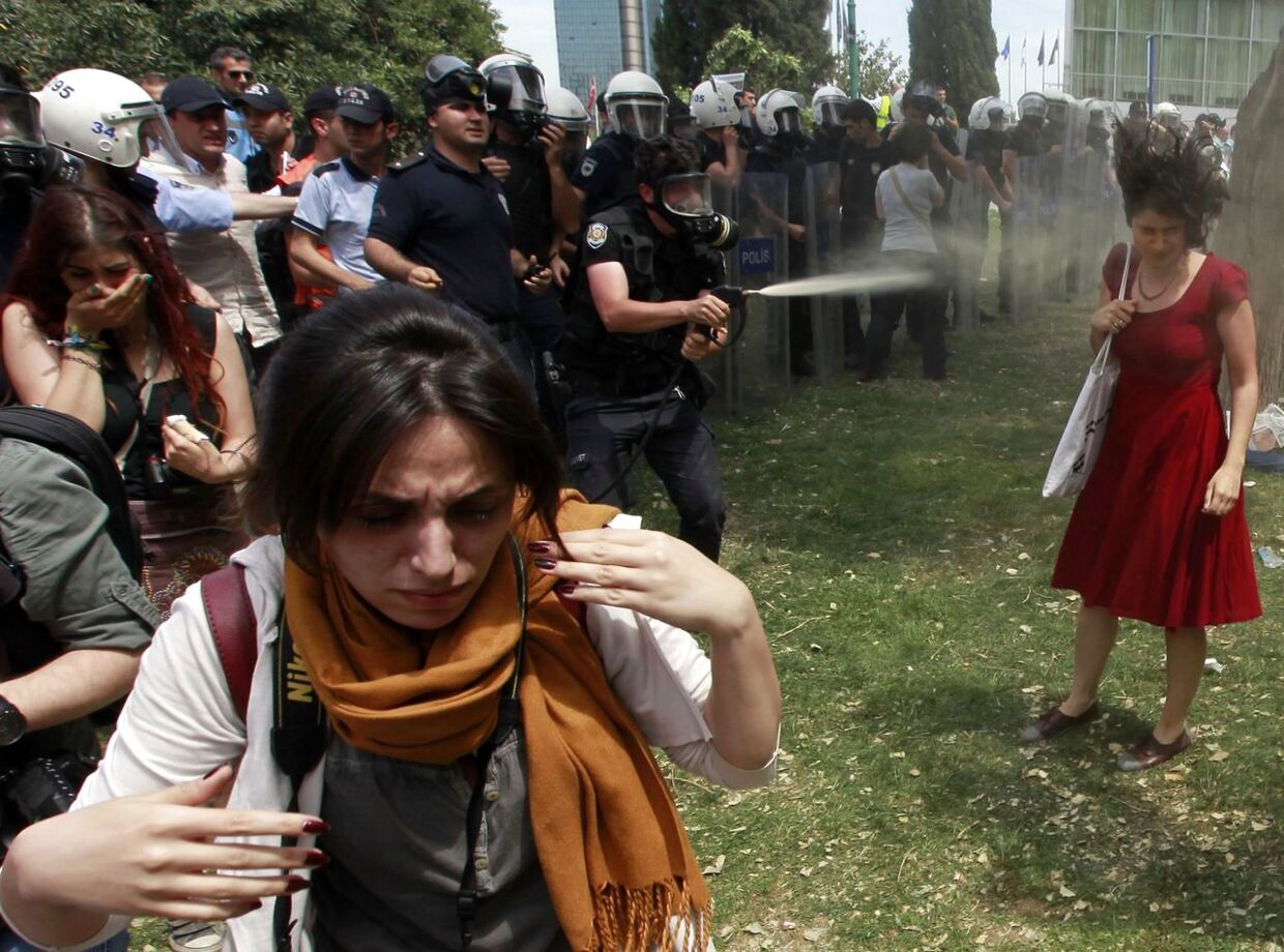 ‘Kvinden i rødt’ blev et symbol for de tyrkiske demonstranter i Istanbul i 2013. Hundredevis af mennesker demonstrerede dengang i Geziparken i Istanbul, fordi myndighederne planlagde at bygge et indkøbscenter i parken, som var en af byens sidste grønne områder.