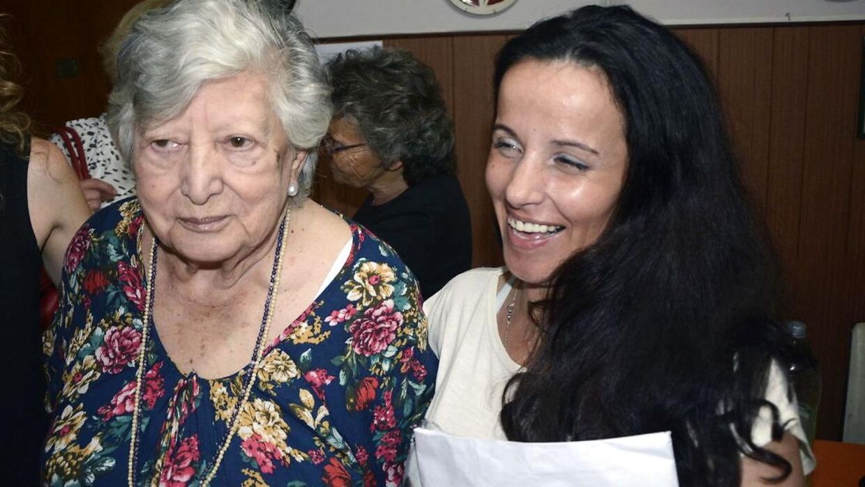 Maria Isabel Mariani (til venstre) troede, at hun var blevet genforenet med sit barnebarn, Clara Anahi Mariani Teruggi (til højre), da hun dukkede op hos den 92-årige bedstemor juleaften.