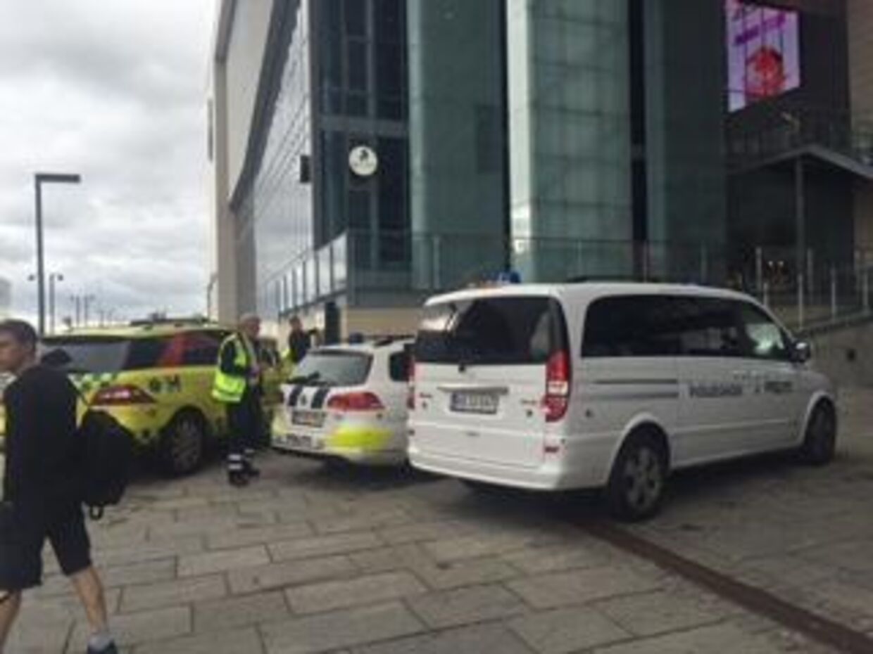 Politi og ambulancer ved shoppingcentret Fields i København.
