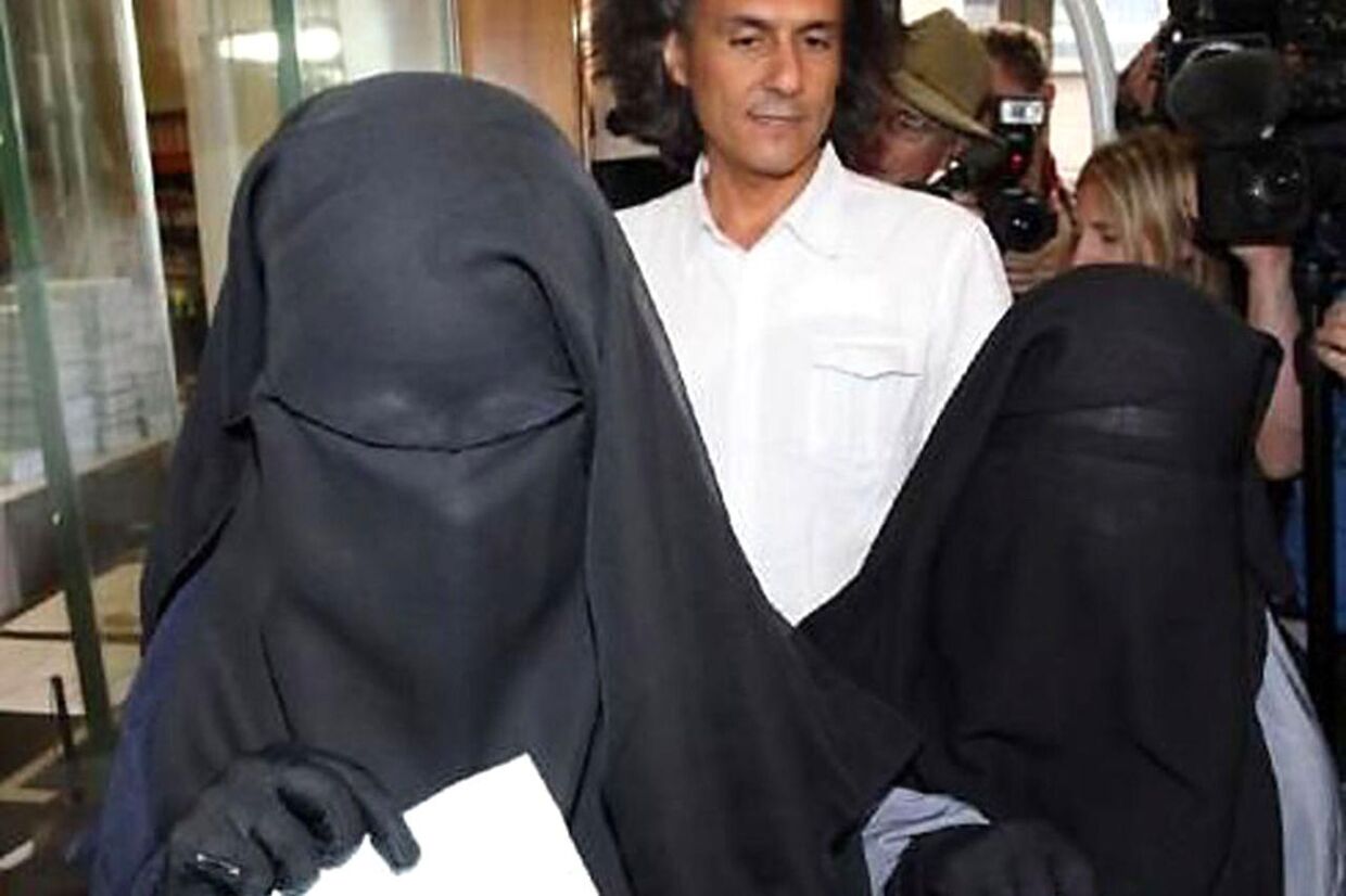 Kvinder, som er tvunget til at bære burka eller niqab, skal på demokratikursus, foreslår Dansk Folkeparti.