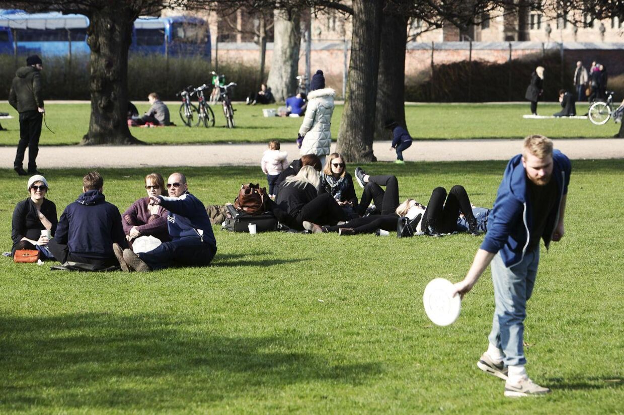 Danskerne nød vejret i Kongens Have i København på årets første officielle sommerdag.