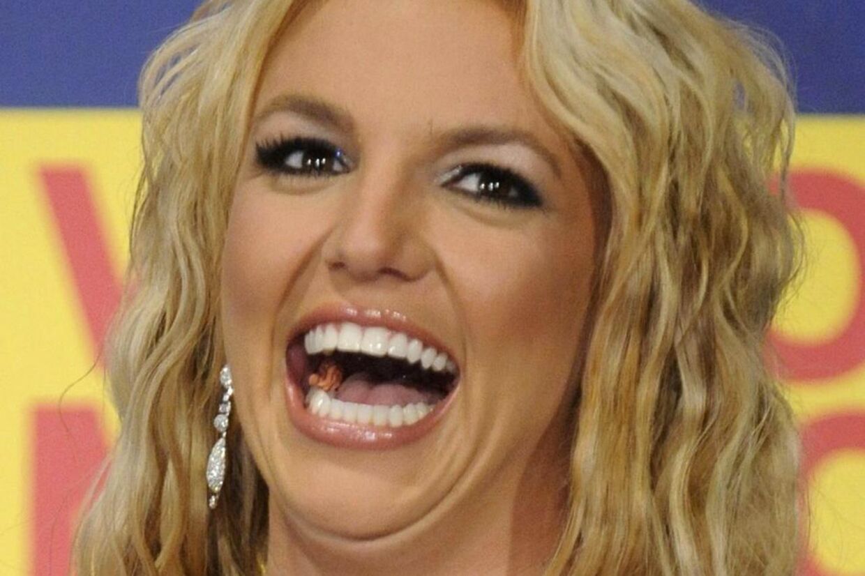Britney Spears kæmper for ikke at gå op i de psykiske limninger. Vennerne har taget mobilen fra hende, fordi den angiveligt truer hendes skrøbelige psyke.