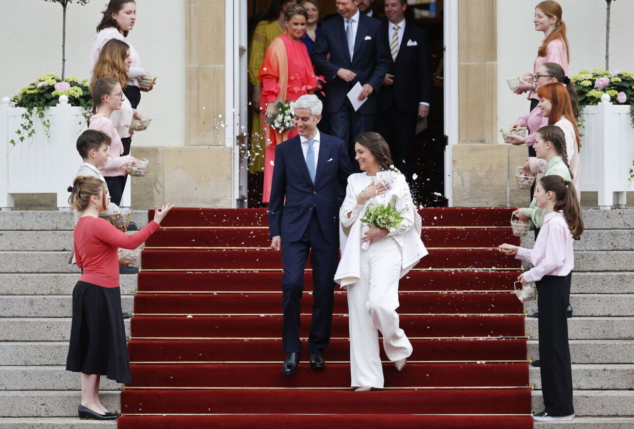 Prinsesse Alexandra og Nicolas Bagory på vej ud af rådhuset i Luxembourg.