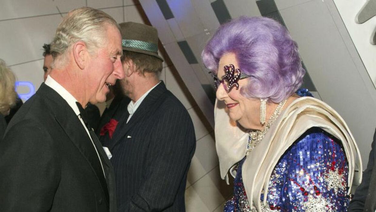 Daværende prins Charles og Barry Humphries (som Dame Edna) i 2013 ved et royalt arrangement i London.