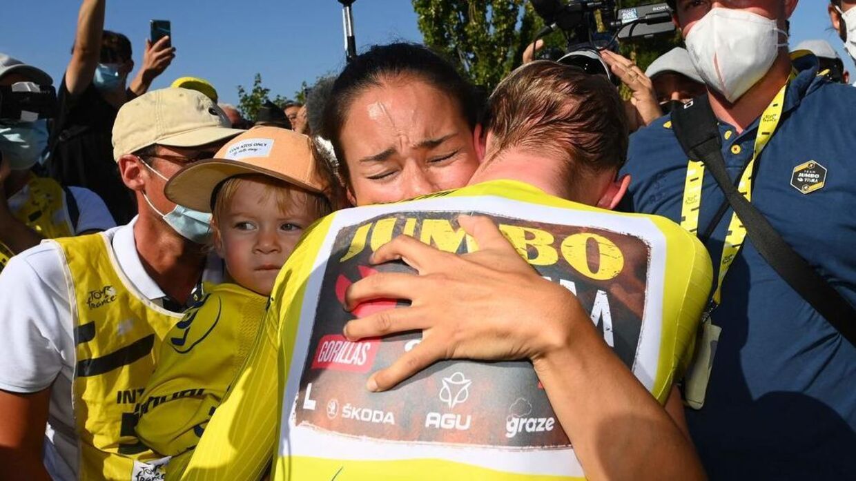 Trine Marie Hansen kunne ikke holde tårerne tilbage, da Jonas Vingegaard vandt Tour de France.