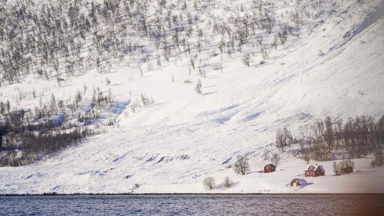 Området omkring Tromsø har før været ramt af laviner. Dette billede fra den anden april 2023 viser en lavine, der dræbte fire personer.