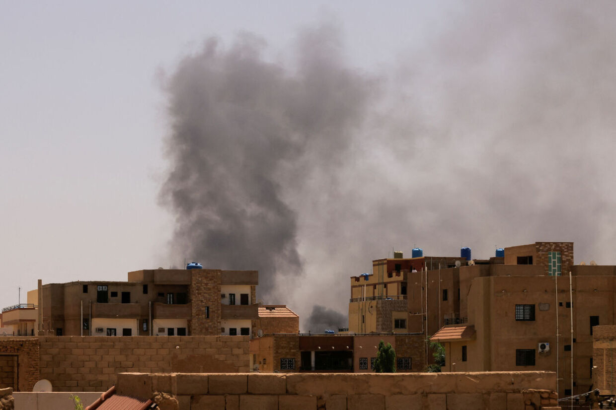 Røg fra en eksplosion i Sudans hovedstad, Khartoum.
