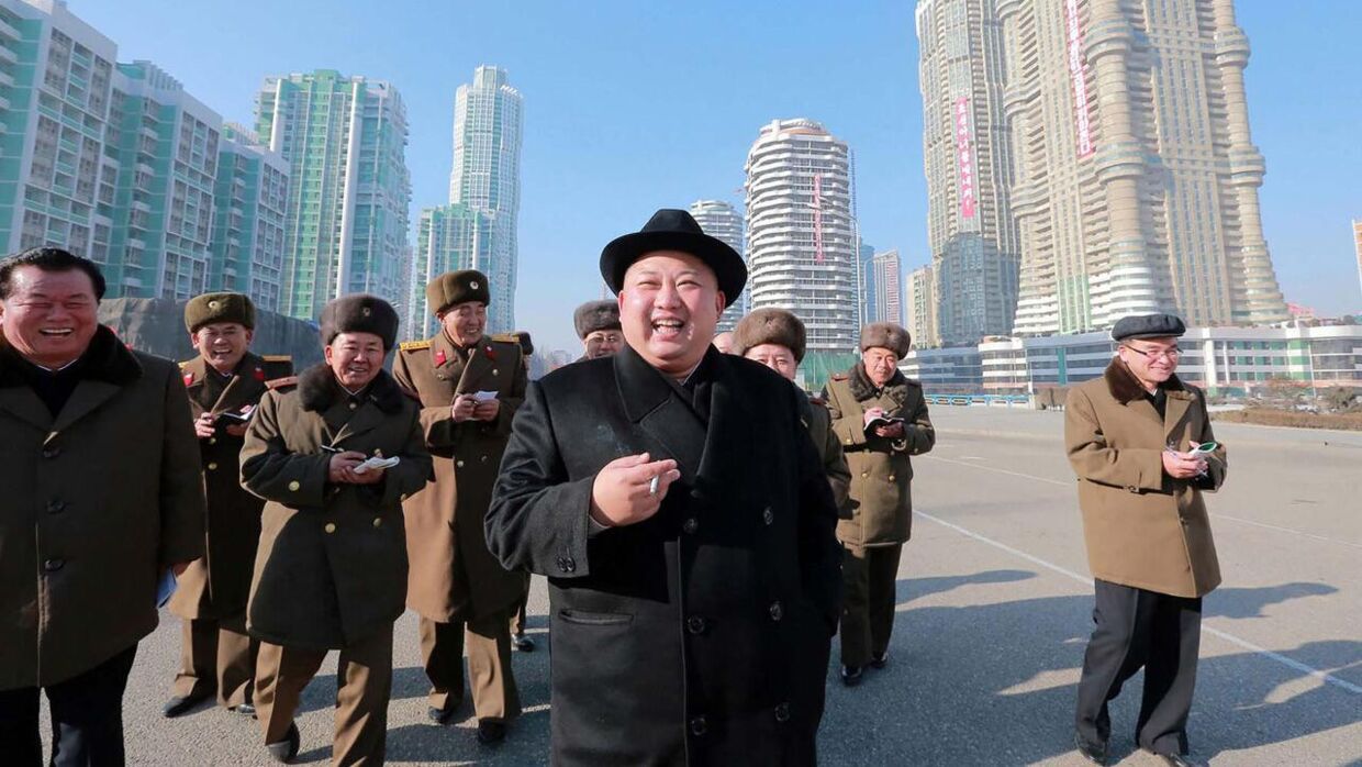 Nordkoreas leder Kim Jong Un får sig en smøg. Arkivfoto frigivet af det nordkoreanske nyhedsbureau KCNA i januar 2017.