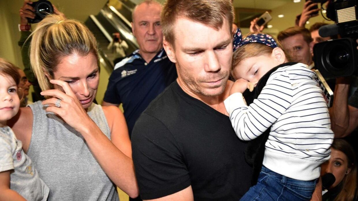 David Warner og Candice Warner forlader her lufthavnen i Sydney kort efter en skandale, der rystede cricket-verdenen.