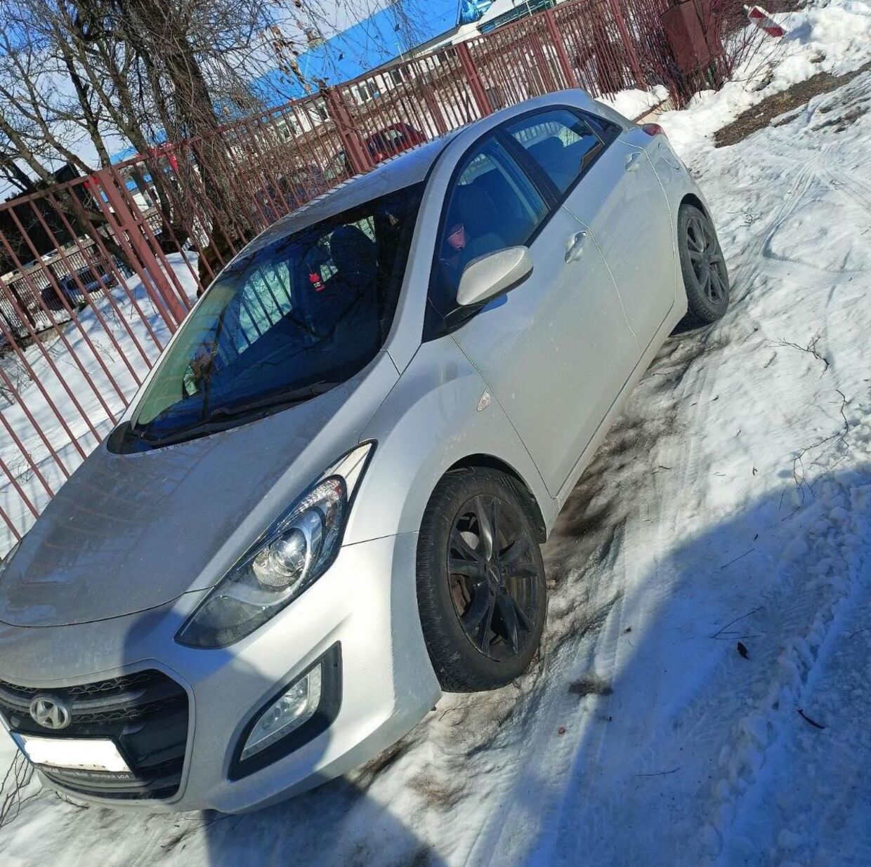 Her ses den Hyundai i30, som i sidste uge blev konfiskeret af slovakisk politi. Bilen blev i perioden 2016 til 2021 ejet af den 32-årige mand, der onsdag blev sigtet for drabet på Emilie Meng. 
