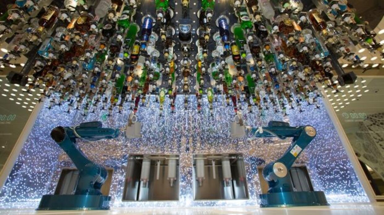 I megaskibets 'bioniske bar' kan man få drinks, der er mixet af robotarme.