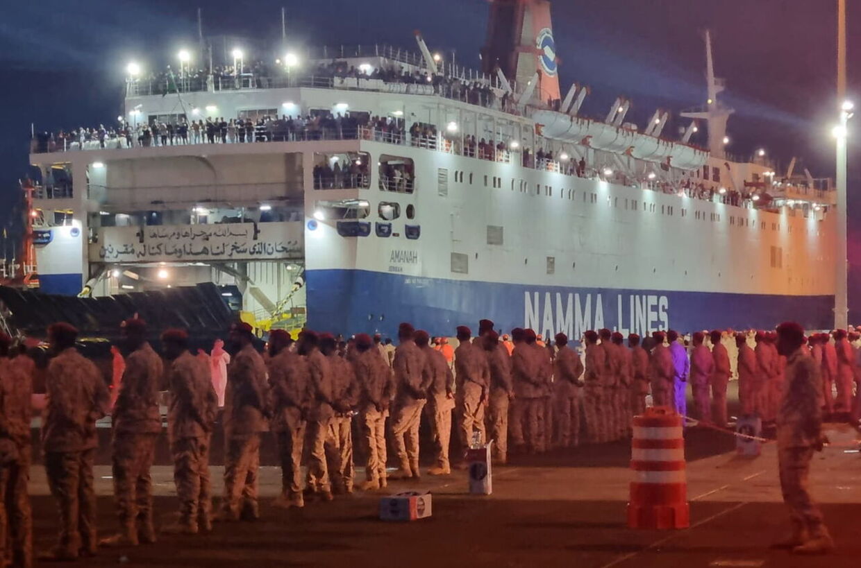 Passagerer på en færge fra Port Sudan ankommer til Jeddah i Saudi-Arabien.