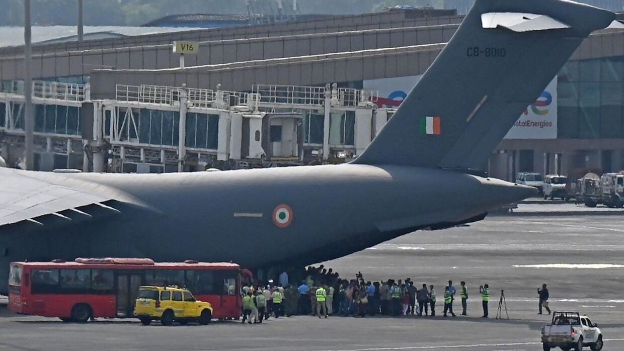 Her ses evakuerede borgere fra Sudan forlade et indisk evakueringsfly i Mumbai. Flere nationer deltager i evakueringen. Billedet her er fra 27. april.