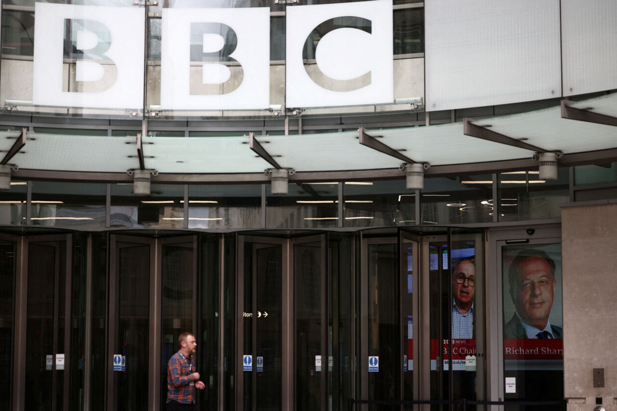 En skærm viser Richard Sharps tv-transmitterede afskedstale indenfor hos BBC.