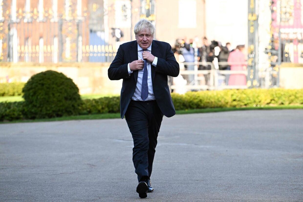 Boris Johnson var kommet i financielt uføre, mens han var premierminister. Nu koster omstændighederne omkring et lån til hjælp for premierministeren BBCs magtfulde bestyrelsesformand jobbet.