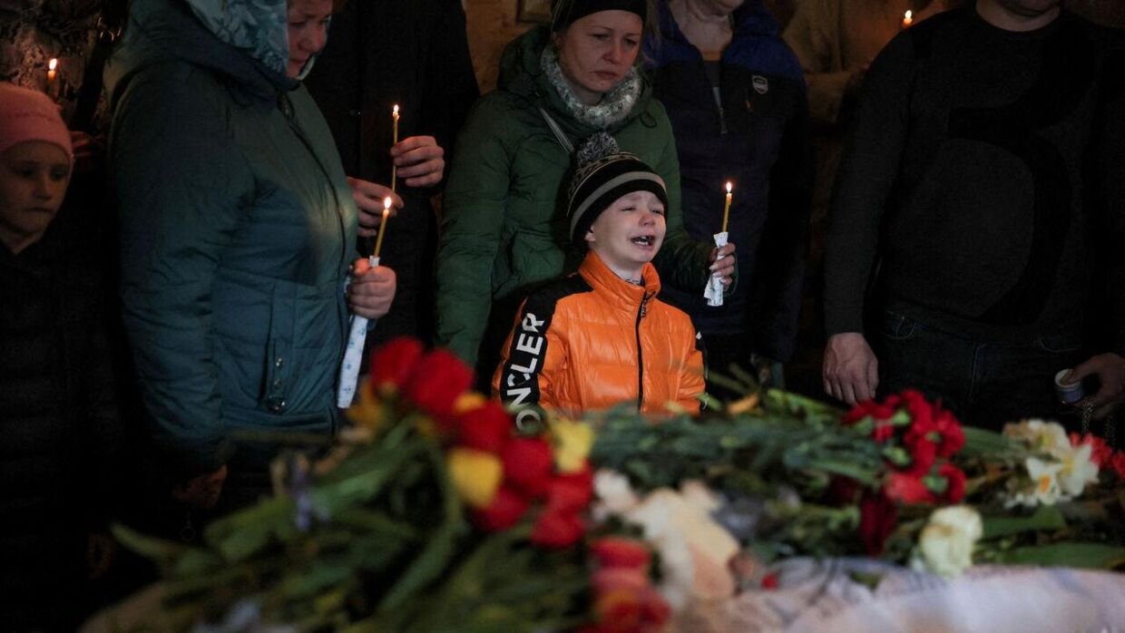 Seksårige Mikhail Shulha græder tungt over tabet af sin søster, der blev dræbt i et russisk raketangreb. 