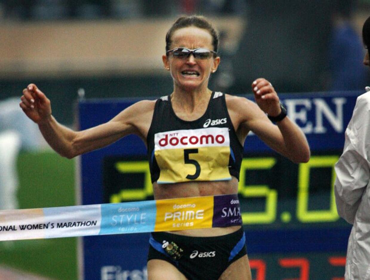 Britiske Mara Yamauchi krydser mållinien som nummer tre i det internationale marathon for kvinder i Tokyo, i 2008. Foto Junji Kurokawa.