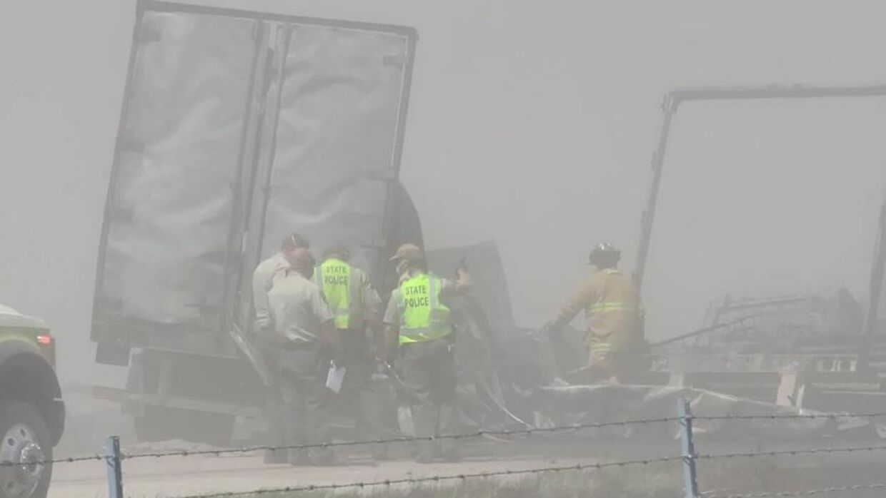 Seks mistede livet i en kæmpemæssig ulykke i Illinois mandag, da en sandstorm pludselig ramte delstaten. 