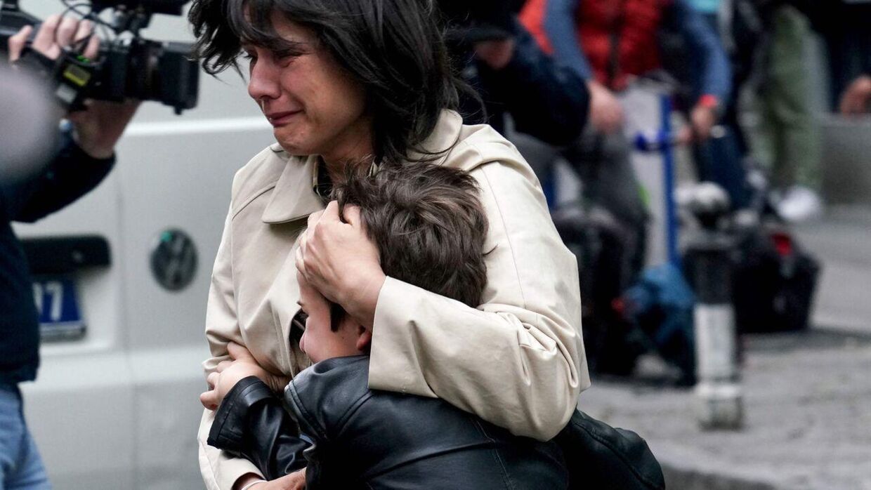 Chokerede forældre knuger sig til deres børn efter et skoleskyderi i Beograd, Serbien.