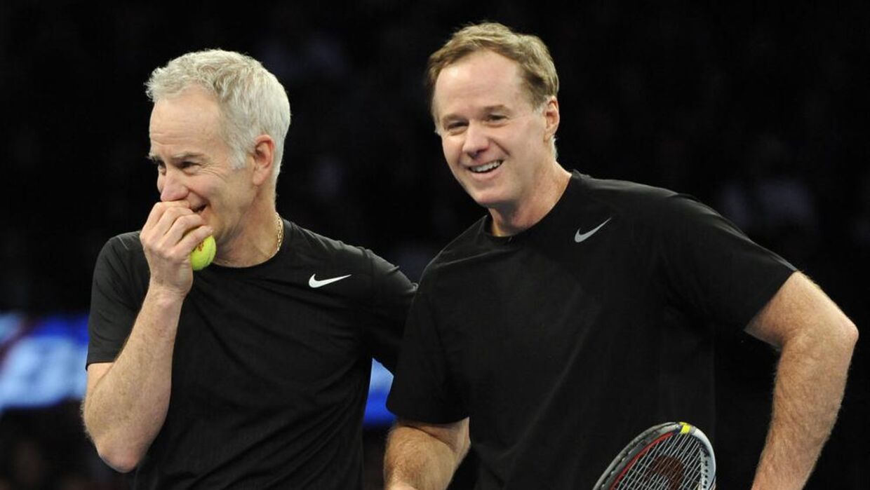 John McEnroe og Patrick McEnroe i en hyggestund på tennisbanen.