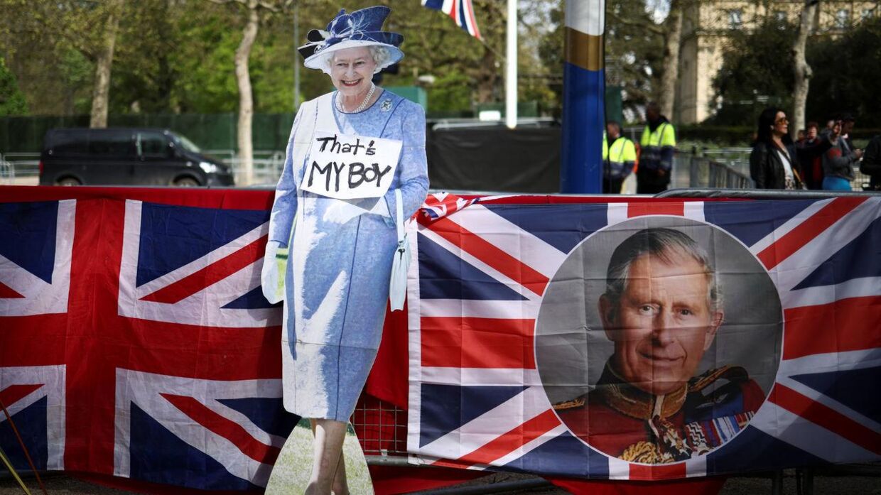 Tilhængere af kongehuset har pyntet op udenfor Buckingham Palace forud for kroningen af Kong Charles og Dronning Camilla.