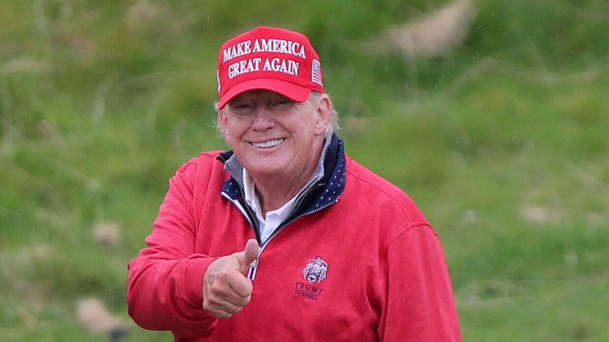 Trump er på golfbanen i Irland, men nu overvejer han at rejse hjem til USA for at forsvare sig mod en anklage for voldtægt. 