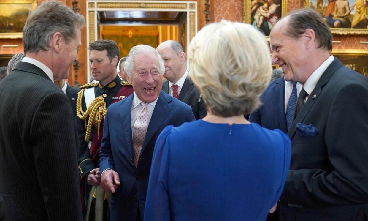 Kong Charles ligner en der enten lige har sagt, eller hørt noget meget underholdende, her i samtale med formanden for EU-komissionen, Ursula von der Leyen.