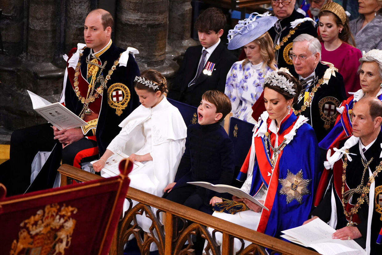 Den femårige prins Louis var træt under ceremonien. Her sidder han med sin søster, prinsesse Charlotte, og far og mor, prins William og prinsesse Kate.&nbsp;