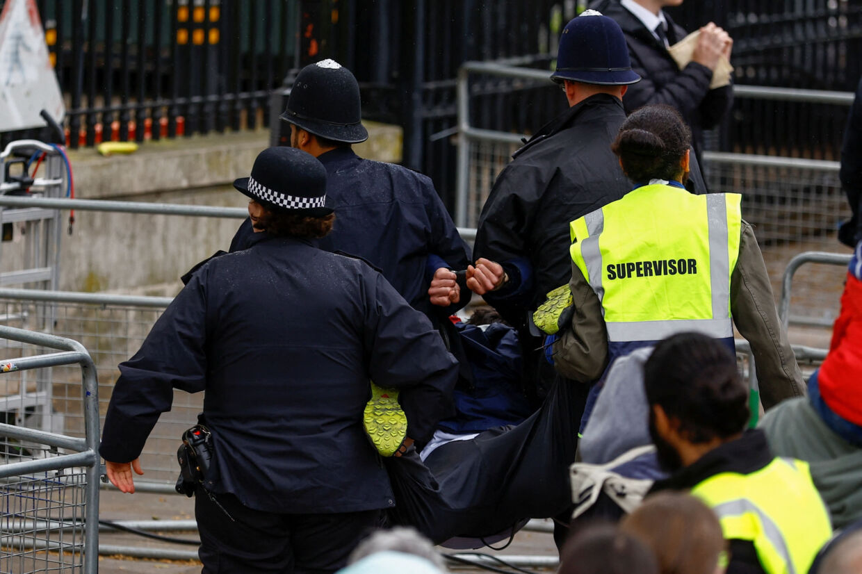 Britisk politi anholder en demonstrant i forbindelse med kroningen af kong Charles i London lørdag. I alt er 52 mennesker anholdt. De er tidligt lørdag aften fortsat i politiets varetægt. Andrew Boyers/Reuters