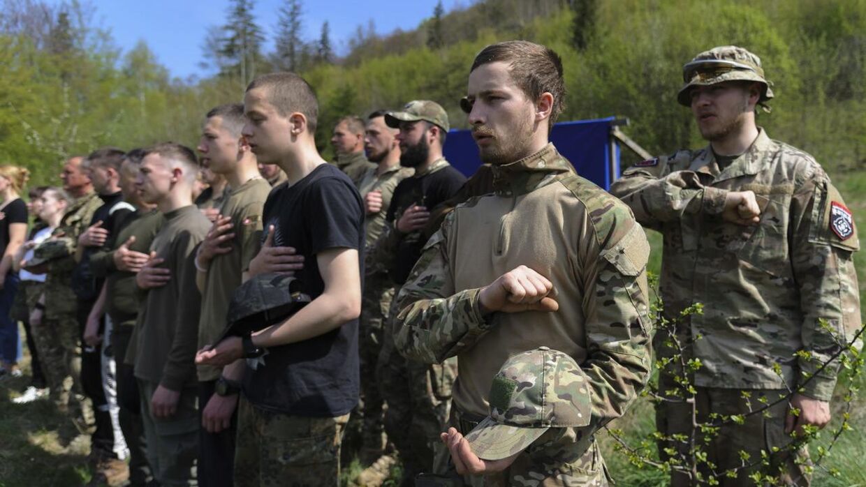 Det er blevet sværere for den ukrainske hær at hverve nye rekrutter. Derfor går rekrutteringsofficerer nu rundt på gader, restauranter og så videre for at finde egnede soldater. (Arkivfoto)