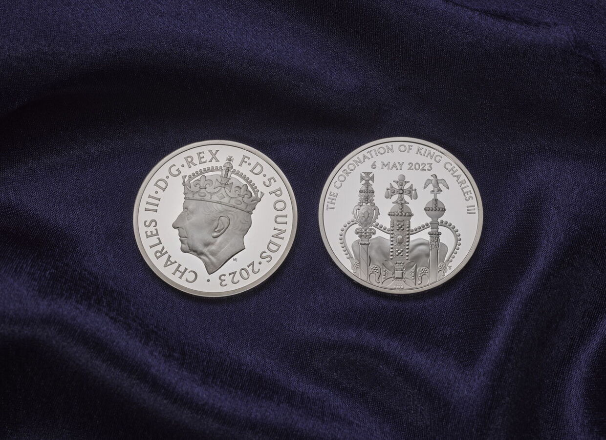 Den britiske nationalbank har udgivet en speciel mønt, med kong Charles' ansigt i profil, i anledning af kroningen af den nye monark.