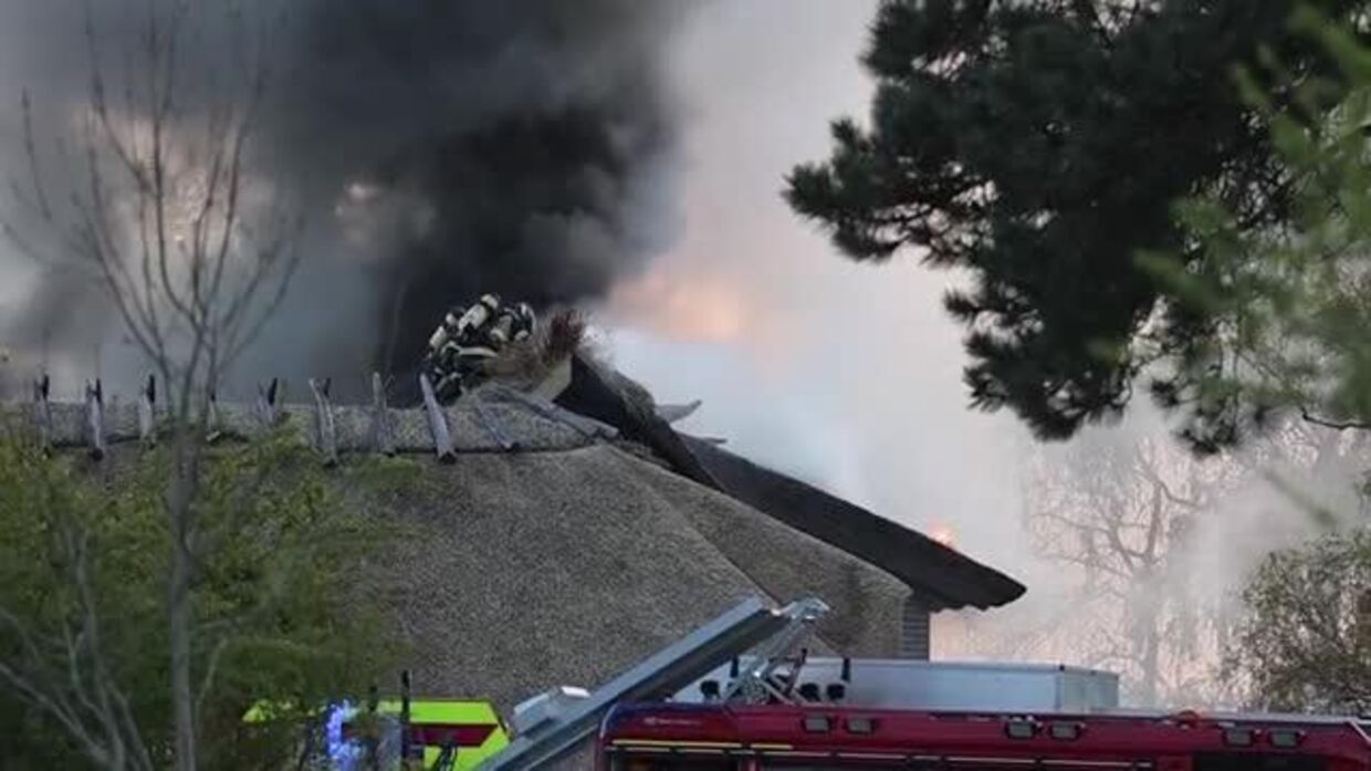 Der opstod mandag brand i et stråtækt tag på en gård i Østrup.