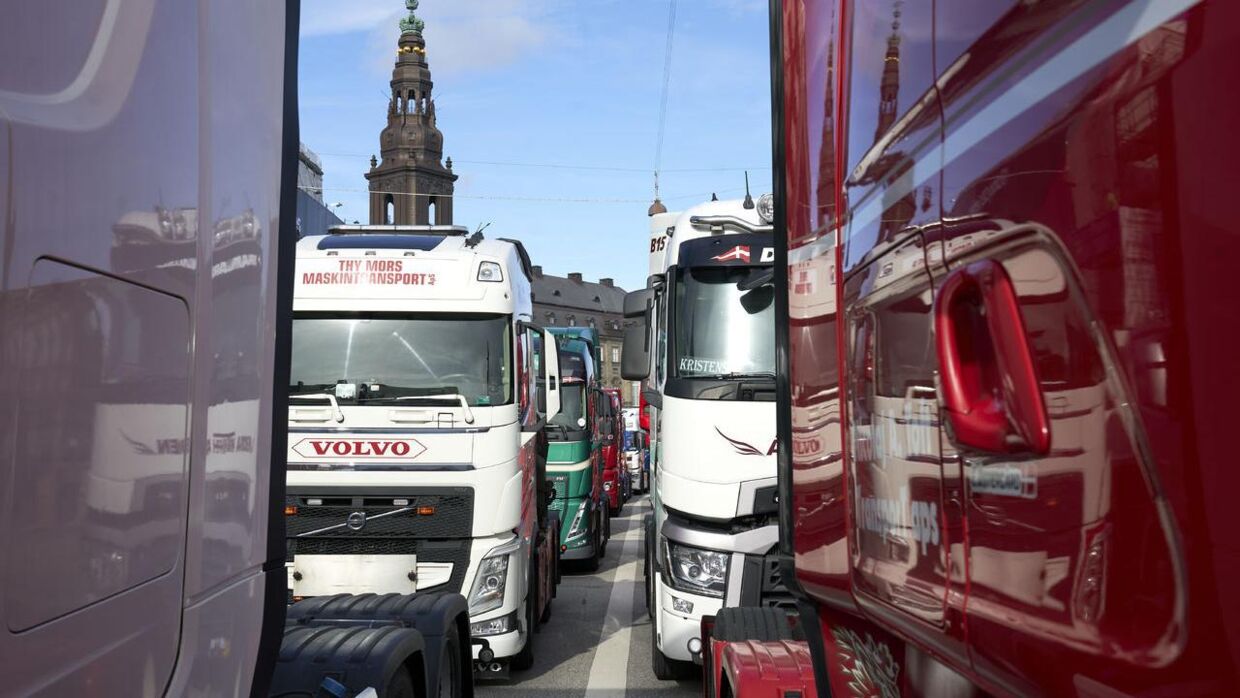 I april demonstrerede vognmændene også ved at parkere lastbiler foran Christiansborg.
