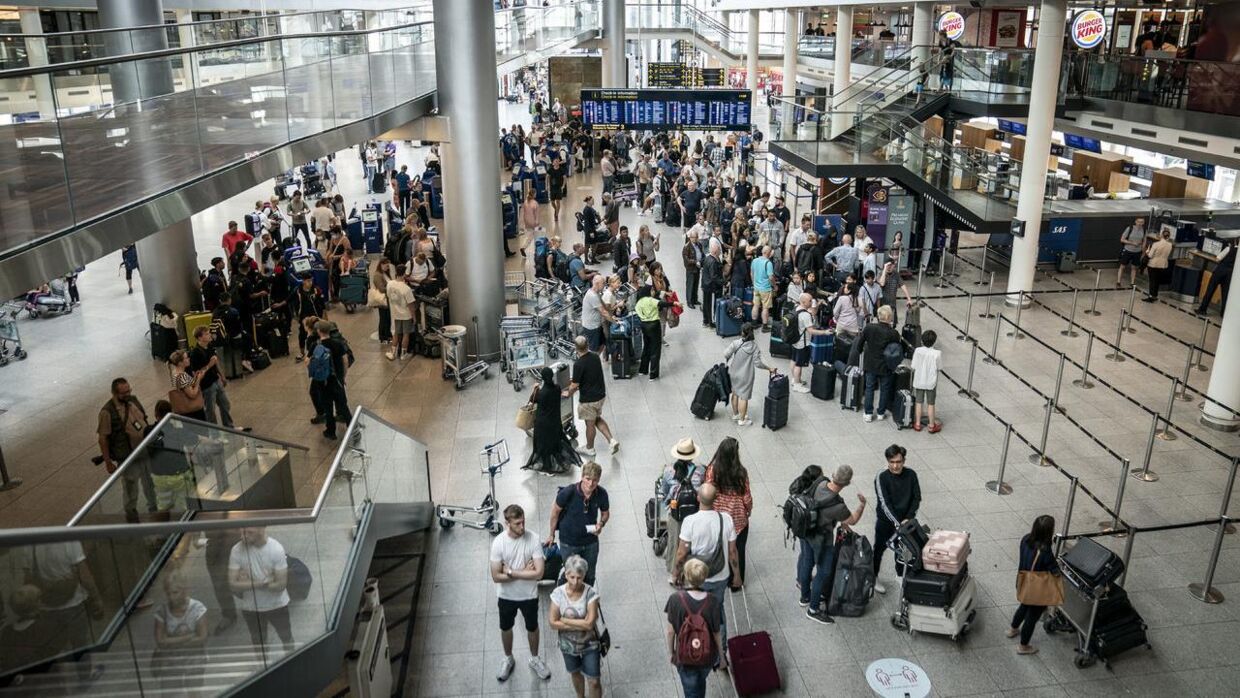 En lufthanvschef i Københavns Lufthavn kommer nu med et nødråb, da situationen med de manglende flyveledere i lufthavnen, ifølge ham, er ved at være kritisk.