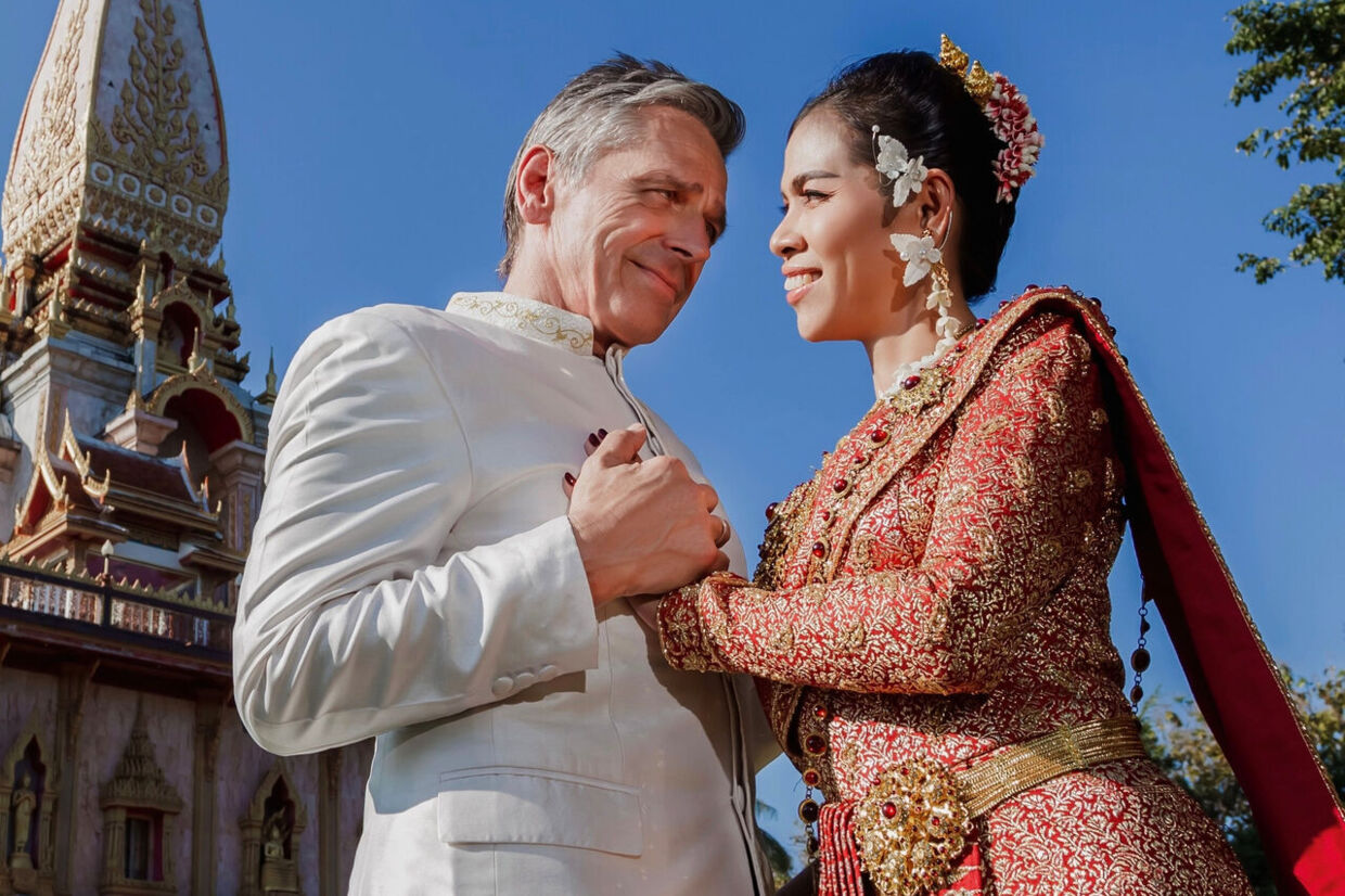 Traditionen i Thailand foreskriver, at der skal tages mange bryllupsfoto. Her iført traditionel thailandsk påklædning.