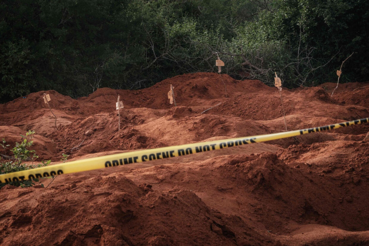 Der er indtil videre fundet 201 lig i skoven Shakahola i Kenya med forbindelse til en sag om en religiøs kult, hvor lederen er anklaget for at have drevet sine tilhængere i døden. Her ses opgravede huller ved en af massegravene i skovområdet. Yasuyoshi Chiba/Ritzau Scanpix