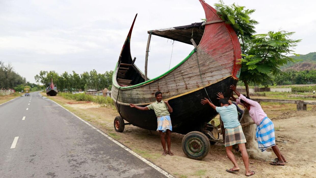 Fiskere er ved at redde i båd i sikkerhed i Teknuf i Cox's Bazar i Bangladesh.