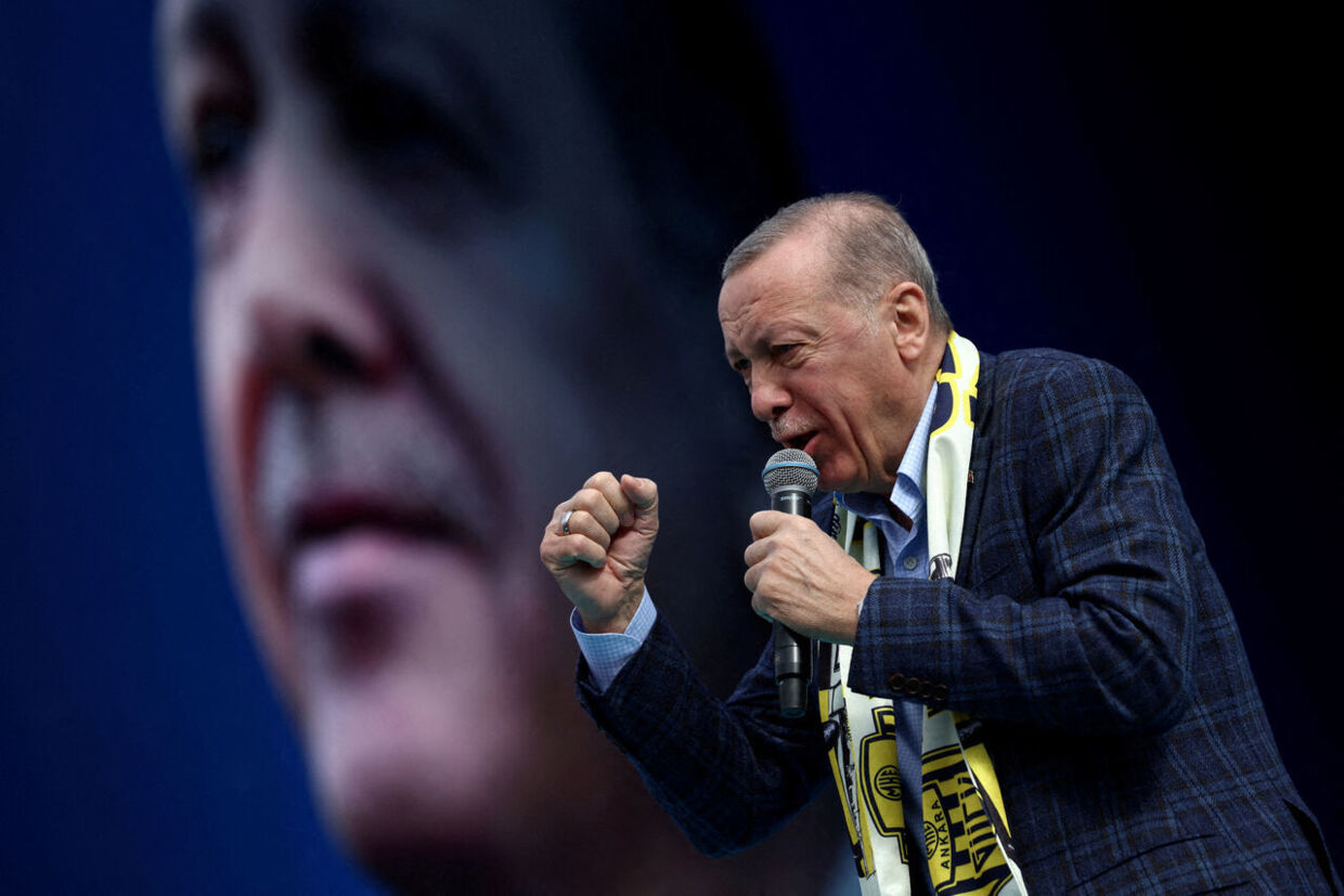 Præsident Tayyip Erdogan kæmper deperat for magten. Hans bedste håb i aften, er nok at oppositionen ikke får over 50 procent af stemmerne, og at der dermed kommer en anden valgrunde