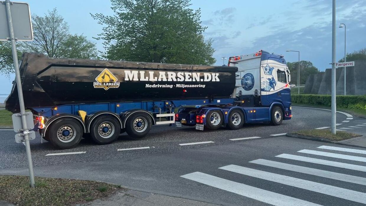 Søndag aften blokerede flere lastbiler rundkørslen til færgelejet i Helsingør.