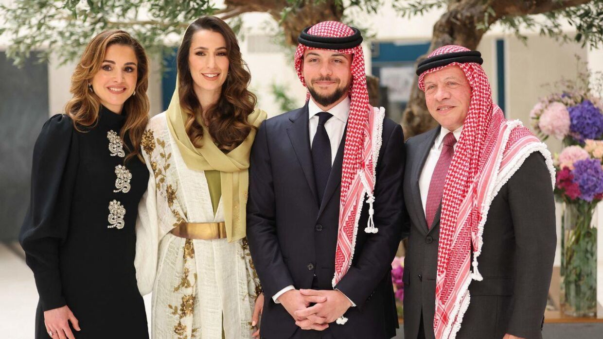 Det kommende brudepar i midten sammen med brudgommens forældre, kong Abdullah II og dronning Rania.