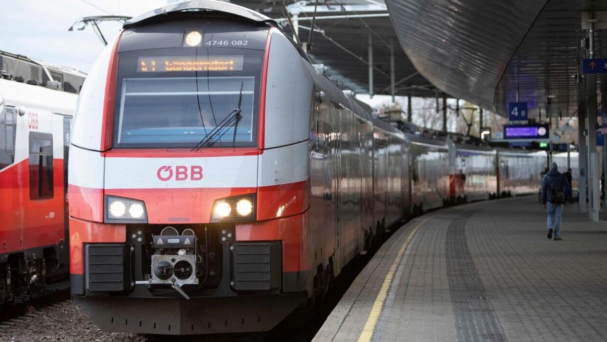 Et pendlertog fra de østrigske føderale jernbaner (OeBB) står på jernbanesporene på Praterstern station