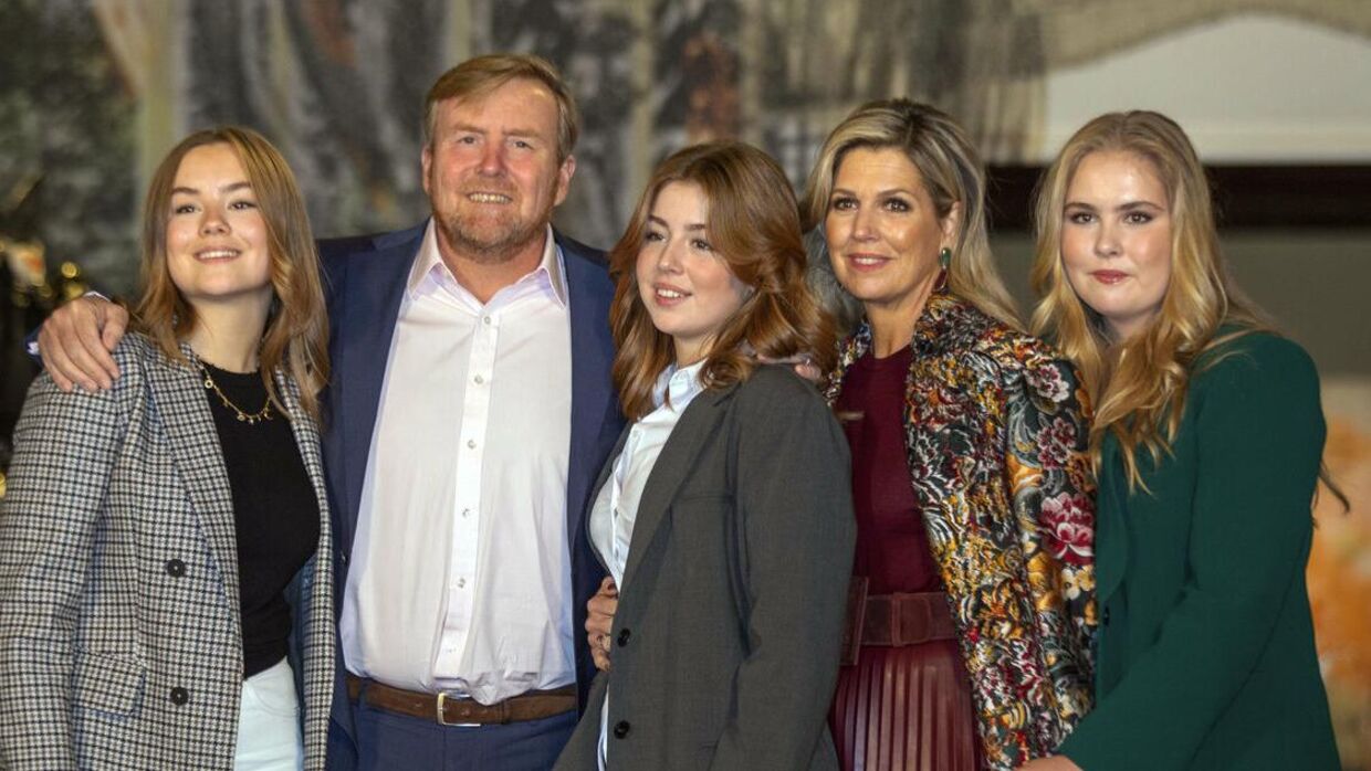 Det hollandske kongepar med deres døtre. Fra venstre: prinsese Adriane, kong Willem-Alexander, prinsesse Alexia,&nbsp; dronning Maxima og kronprinsesse Amalia.